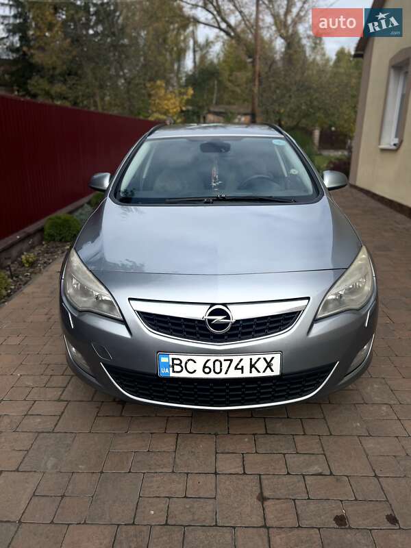 Універсал Opel Astra 2011 в Радехові