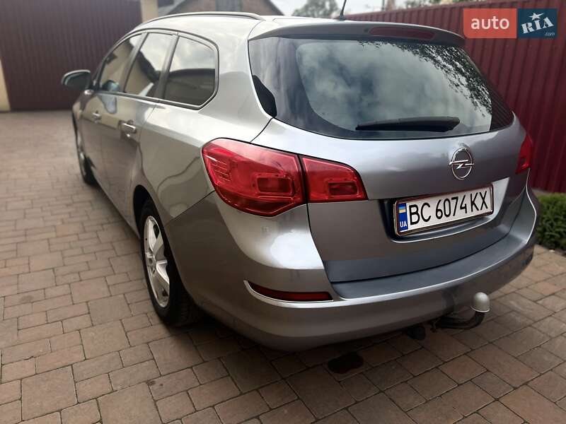 Універсал Opel Astra 2011 в Радехові