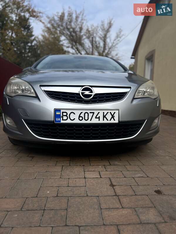 Універсал Opel Astra 2011 в Радехові