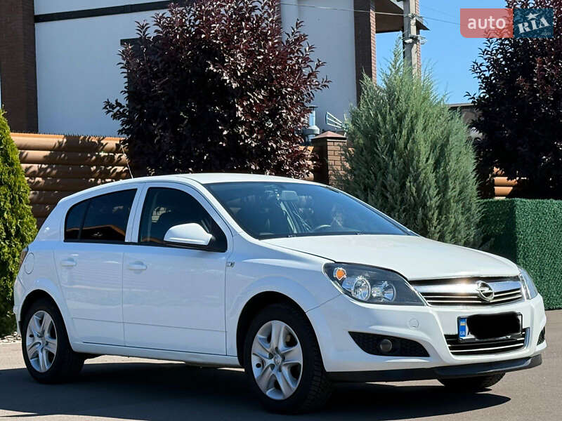 Хэтчбек Opel Astra 2014 в Лубнах фото Хэтчбек Opel Astra 2014 в Лубнах