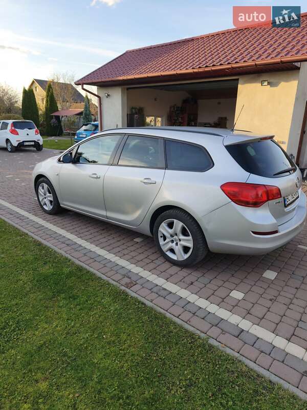 Универсал Opel Astra 2011 в Мостиске