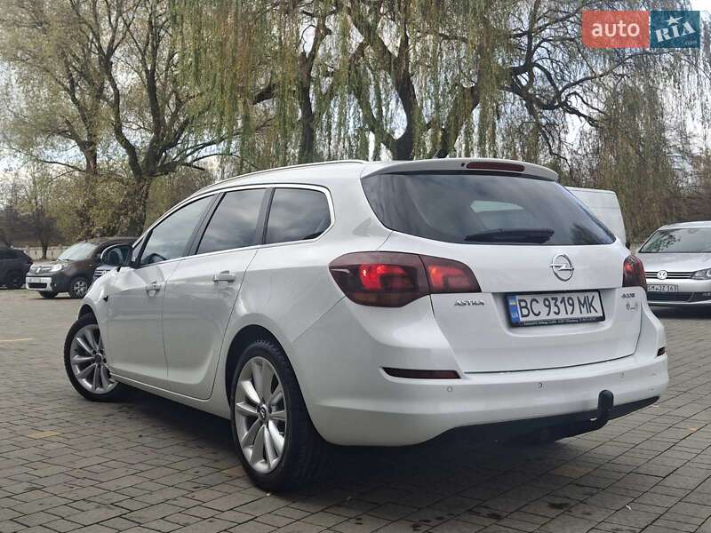 Универсал Opel Astra 2012 в Дрогобыче