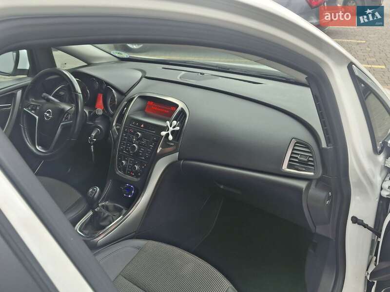 Универсал Opel Astra 2012 в Дрогобыче