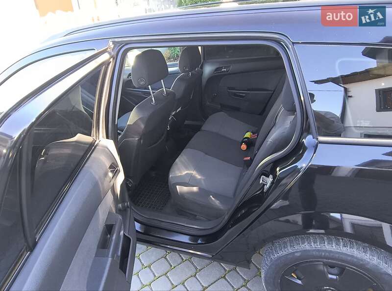 Универсал Opel Astra 2006 в Новояворовске