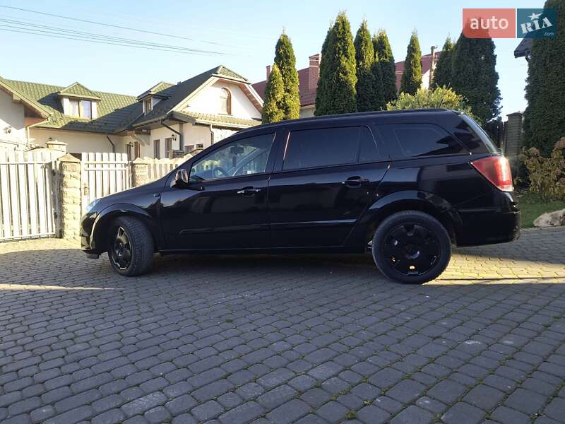 Универсал Opel Astra 2006 в Новояворовске