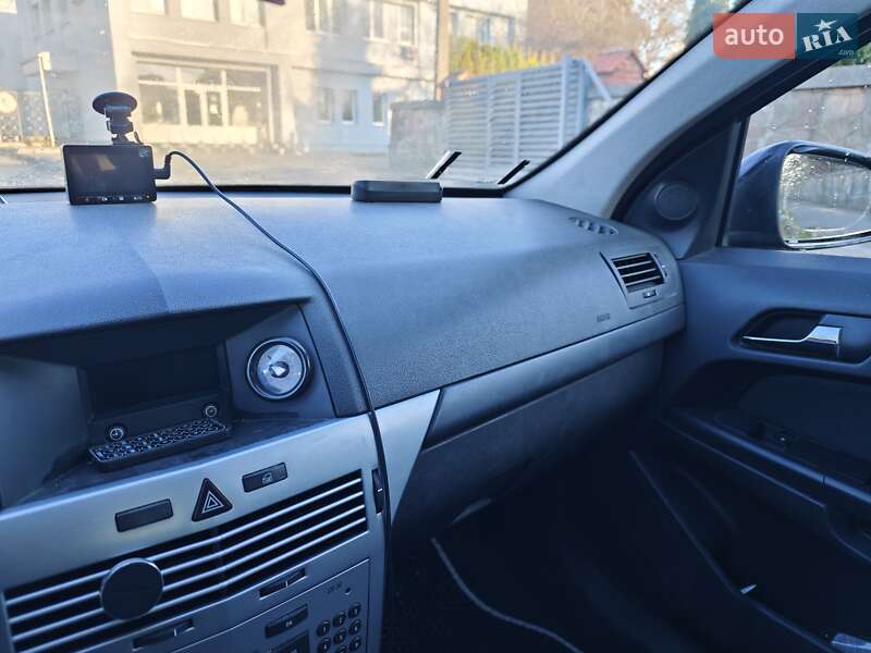 Хэтчбек Opel Astra 2011 в Львове