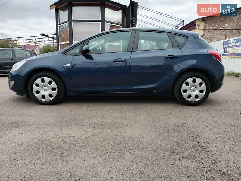 Хэтчбек Opel Astra 2011 в Прилуках