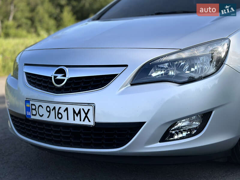 Универсал Opel Astra 2012 в Дрогобыче