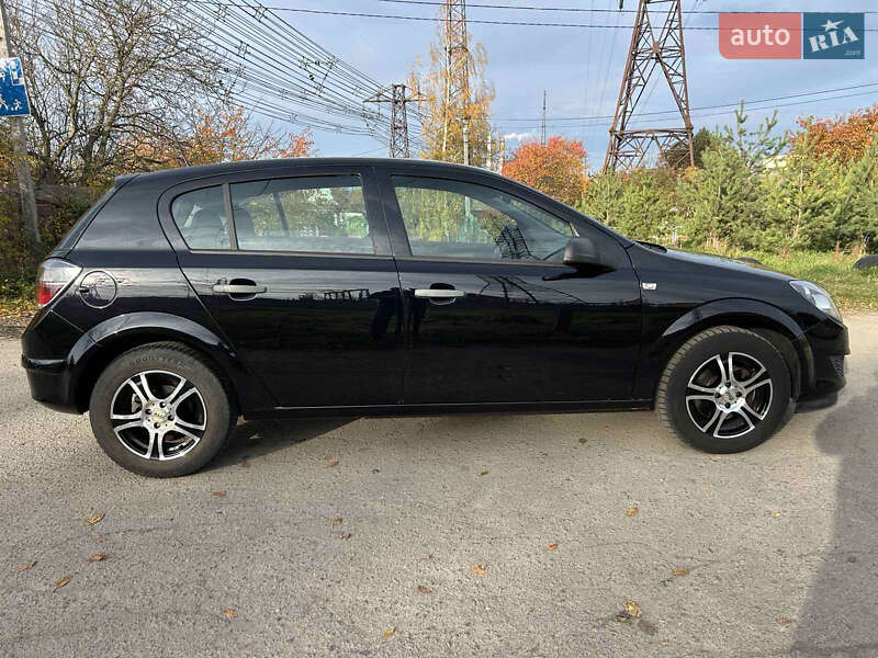 Хэтчбек Opel Astra 2009 в Нововолынске