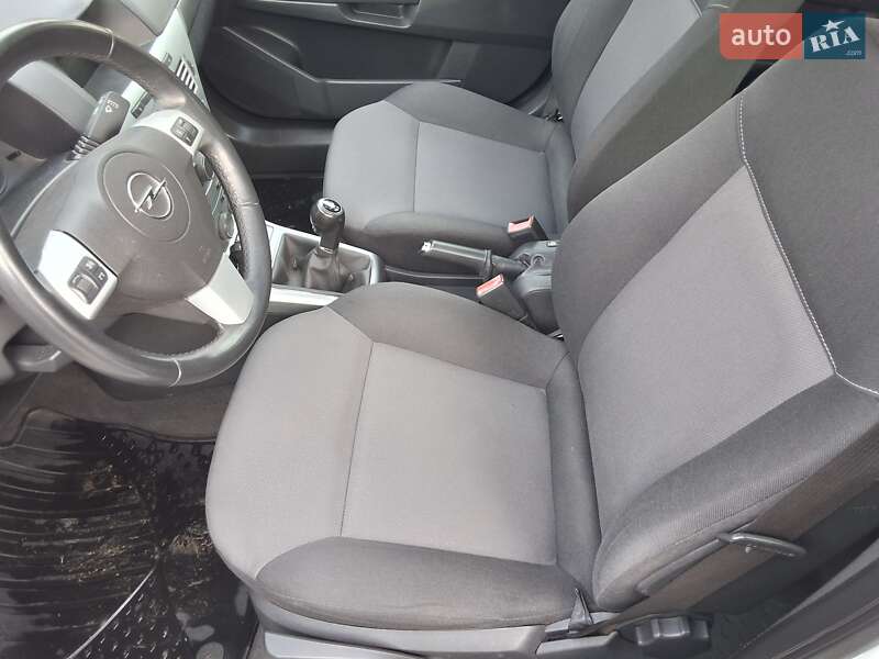 Универсал Opel Astra 2011 в Хороле фото 17 Универсал Opel Astra 2011 в Хороле