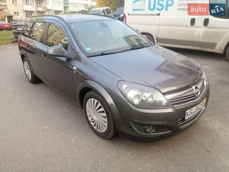 Універсал Opel Astra 2010 в Тернополі