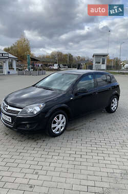 Хэтчбек Opel Astra 2013 в Иваничах