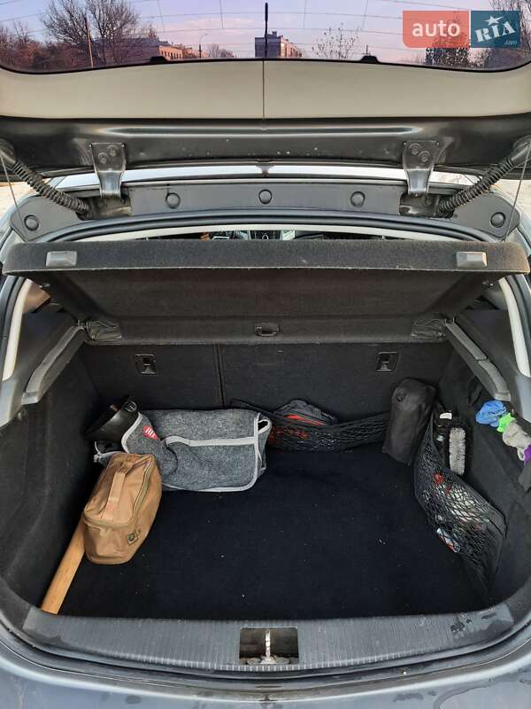 Хэтчбек Opel Astra 2011 в Лозовой