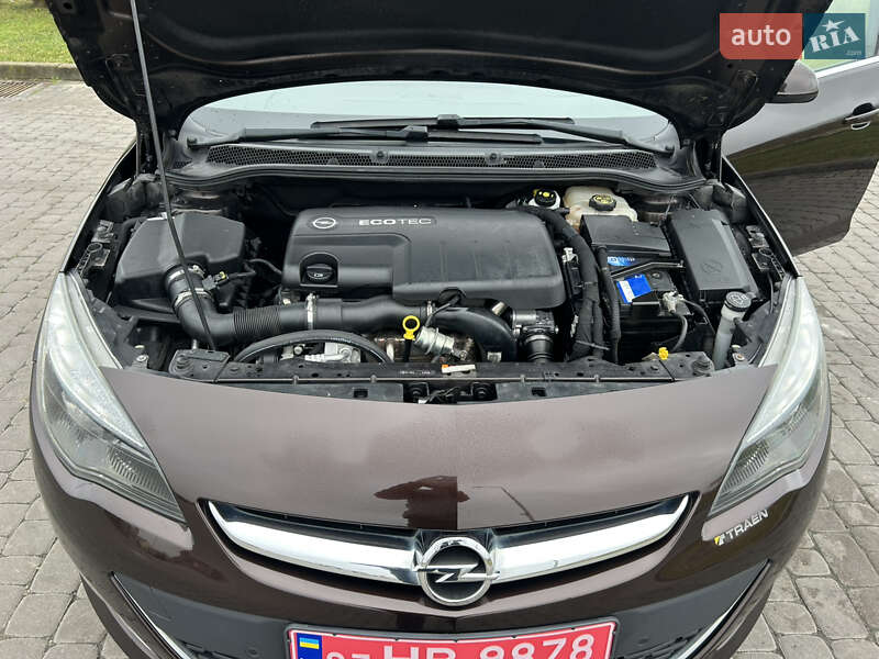 Универсал Opel Astra 2013 в Городке