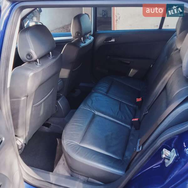 Універсал Opel Astra 2010 в Луцьку