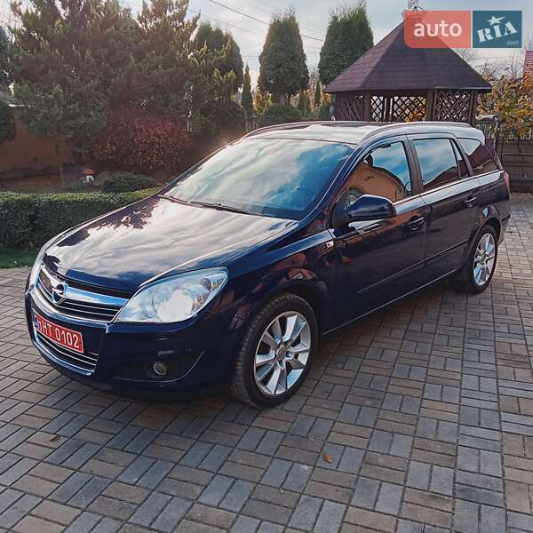 Універсал Opel Astra 2010 в Луцьку