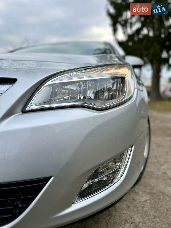Универсал Opel Astra 2011 в Дубно
