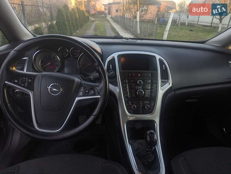 Универсал Opel Astra 2011 в Ивано-Франковске