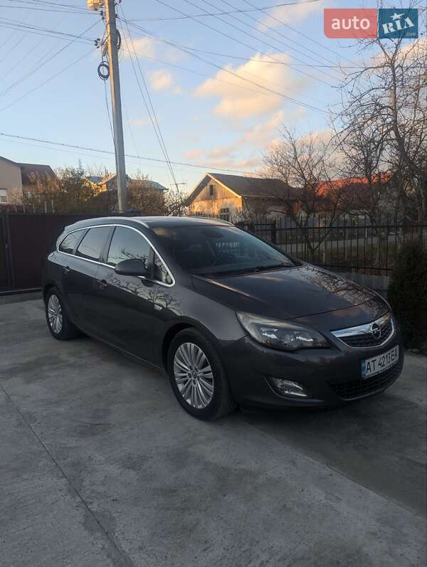 Универсал Opel Astra 2011 в Ивано-Франковске