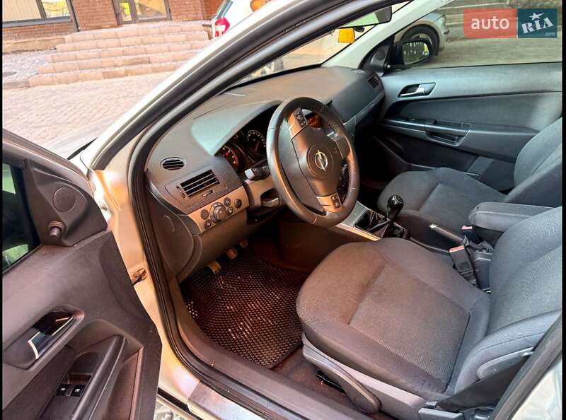 Хэтчбек Opel Astra 2006 в Нетешине