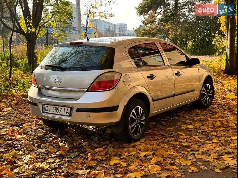 Хэтчбек Opel Astra 2006 в Нетешине