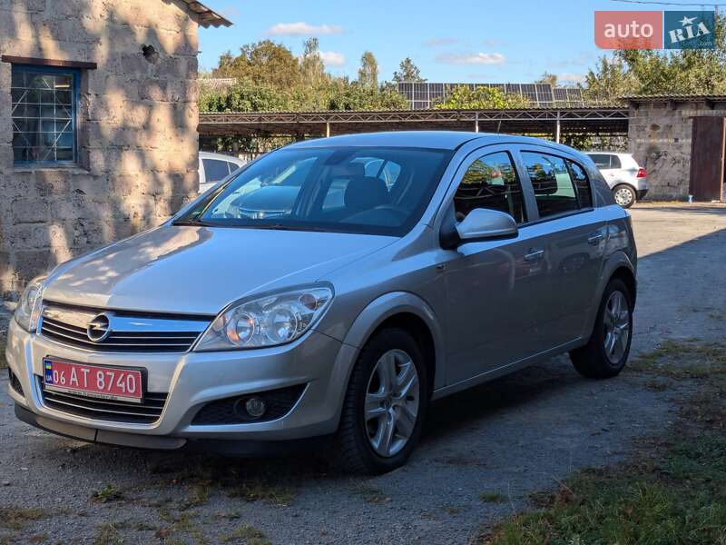 Хэтчбек Opel Astra 2009 в Звягеле