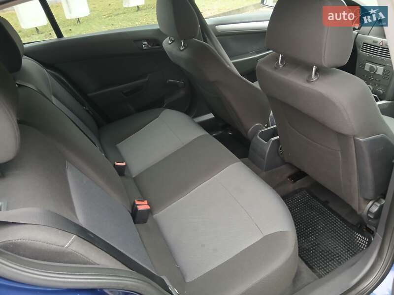 Хэтчбек Opel Astra 2005 в Черновцах