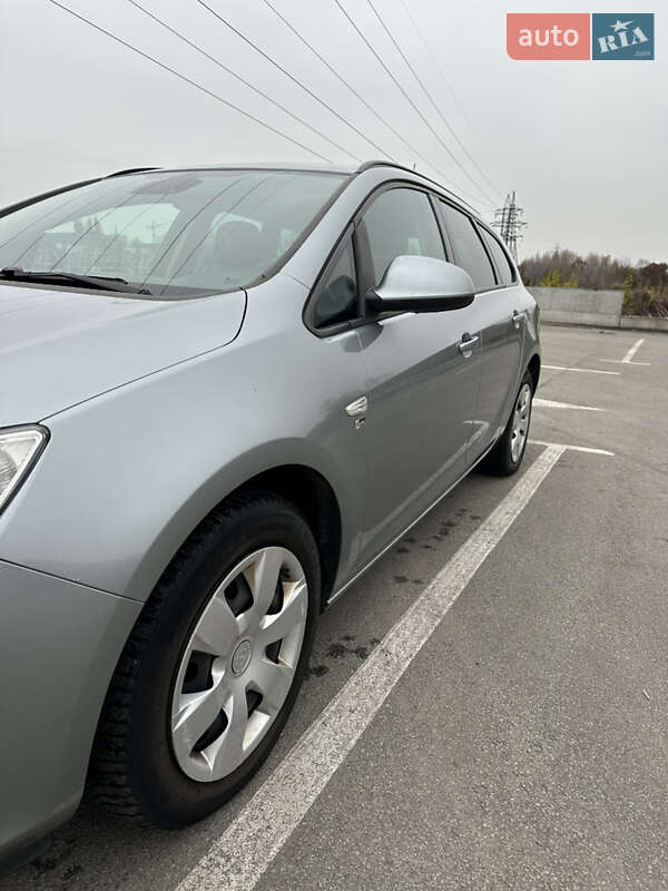 Універсал Opel Astra 2012 в Бучі