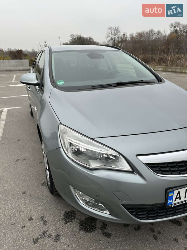 Універсал Opel Astra 2012 в Бучі
