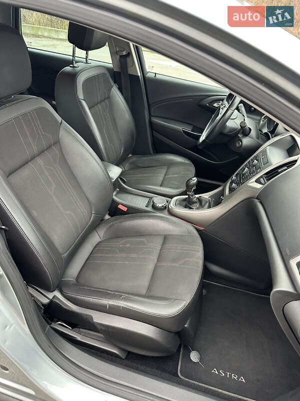 Універсал Opel Astra 2012 в Бучі