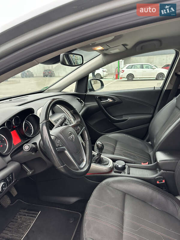 Універсал Opel Astra 2012 в Бучі