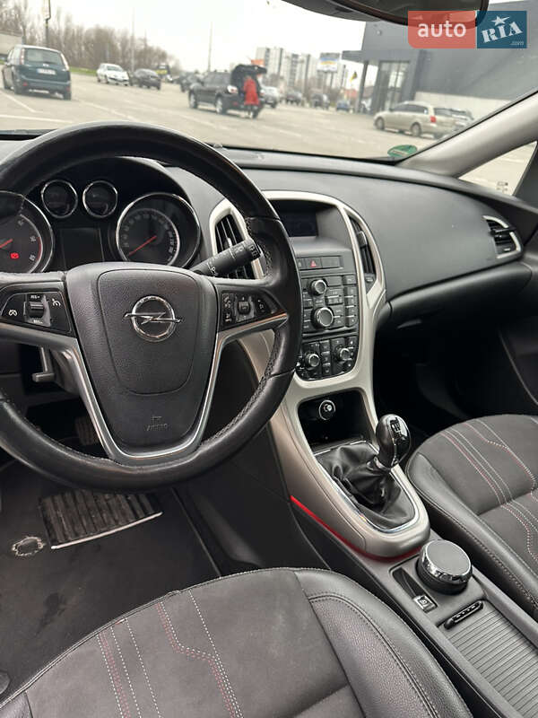 Універсал Opel Astra 2012 в Бучі