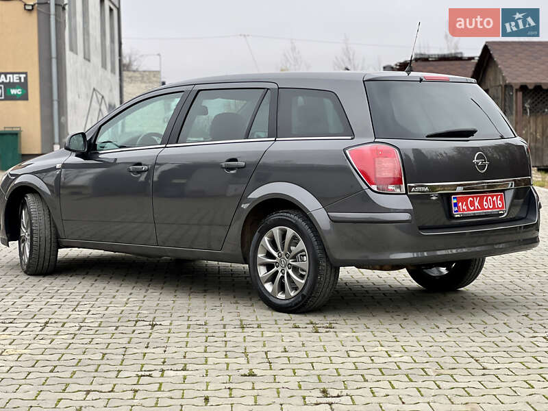 Універсал Opel Astra 2010 в Івано-Франківську