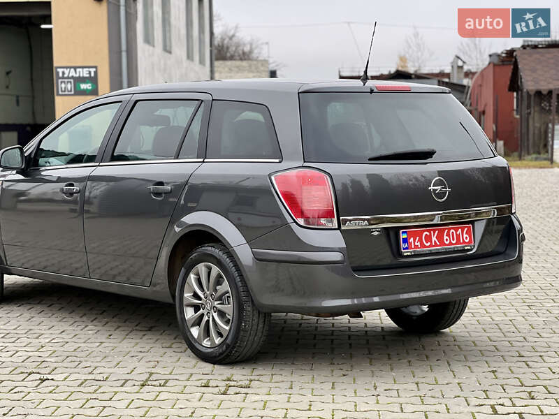 Універсал Opel Astra 2010 в Івано-Франківську