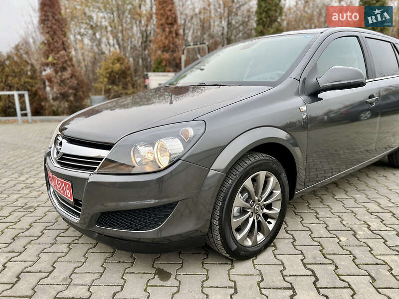 Універсал Opel Astra 2010 в Івано-Франківську