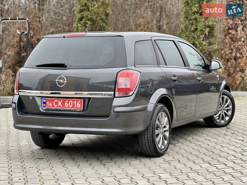 Універсал Opel Astra 2010 в Івано-Франківську