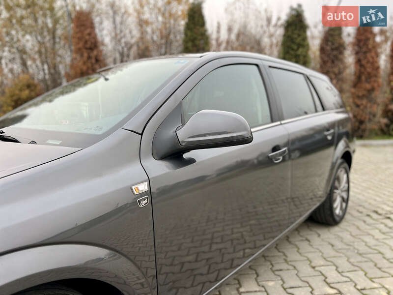 Універсал Opel Astra 2010 в Івано-Франківську