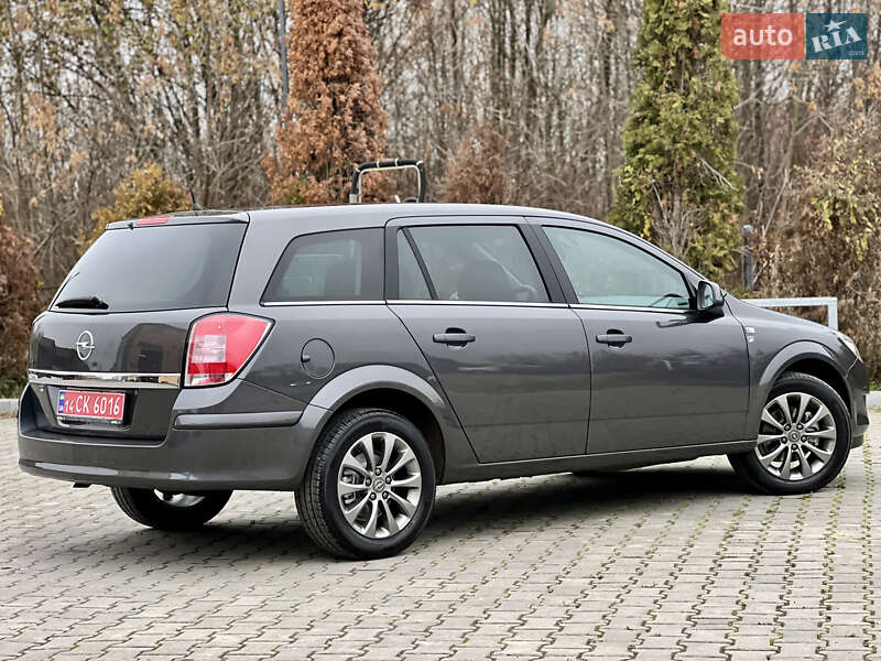 Універсал Opel Astra 2010 в Івано-Франківську