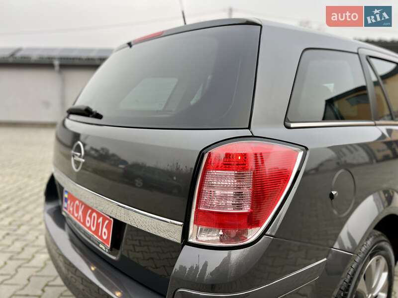 Універсал Opel Astra 2010 в Івано-Франківську