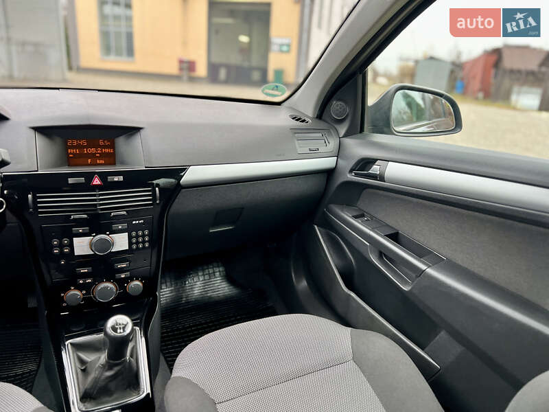 Універсал Opel Astra 2010 в Івано-Франківську