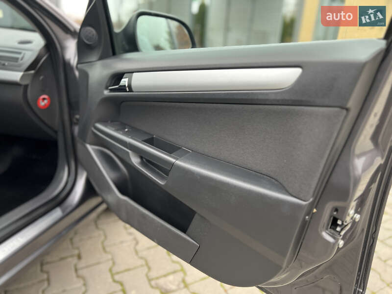 Універсал Opel Astra 2010 в Івано-Франківську