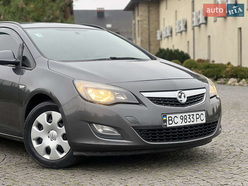 Універсал Opel Astra 2011 в Жовкві