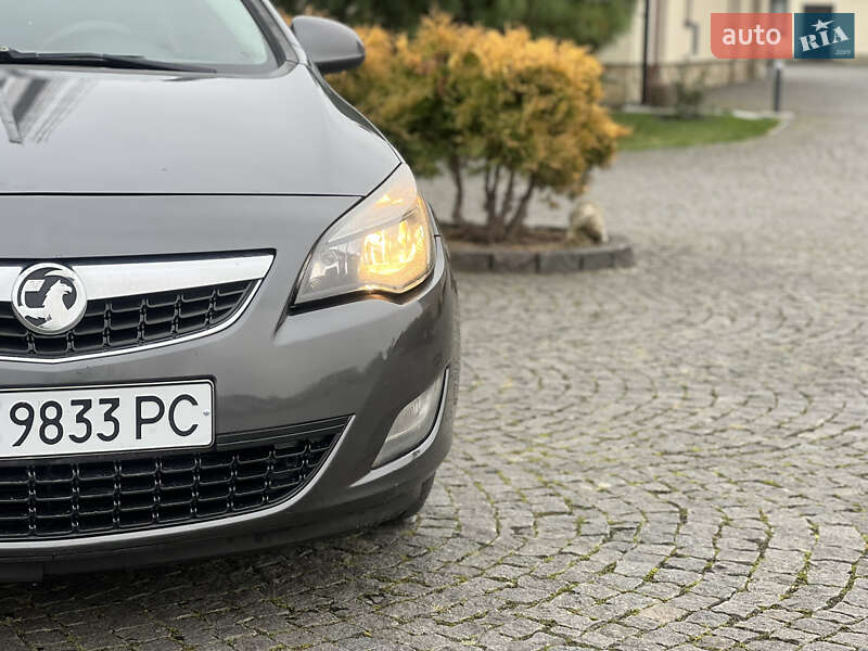 Універсал Opel Astra 2011 в Жовкві