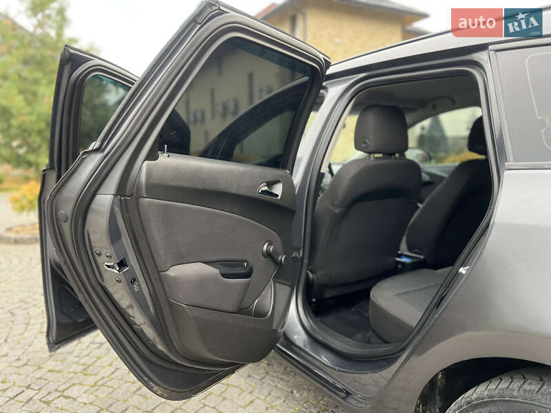 Універсал Opel Astra 2011 в Жовкві