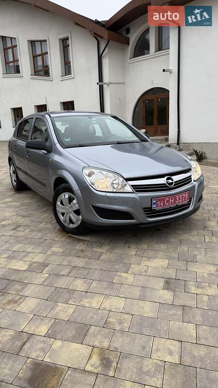 Хэтчбек Opel Astra 2009 в Долине