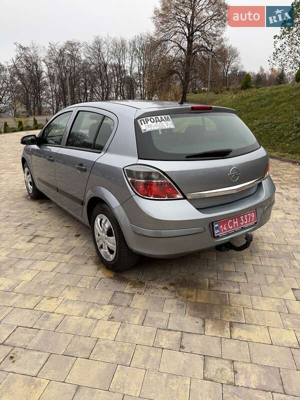 Хэтчбек Opel Astra 2009 в Долине