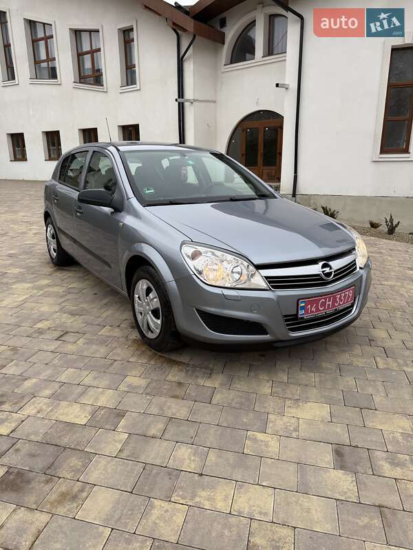 Хэтчбек Opel Astra 2009 в Долине
