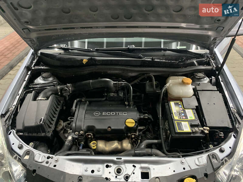 Універсал Opel Astra 2010 в Рівному