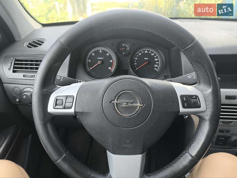 Универсал Opel Astra 2012 в Луцке