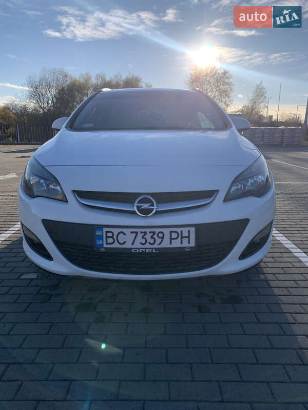 Універсал Opel Astra 2015 в Дрогобичі